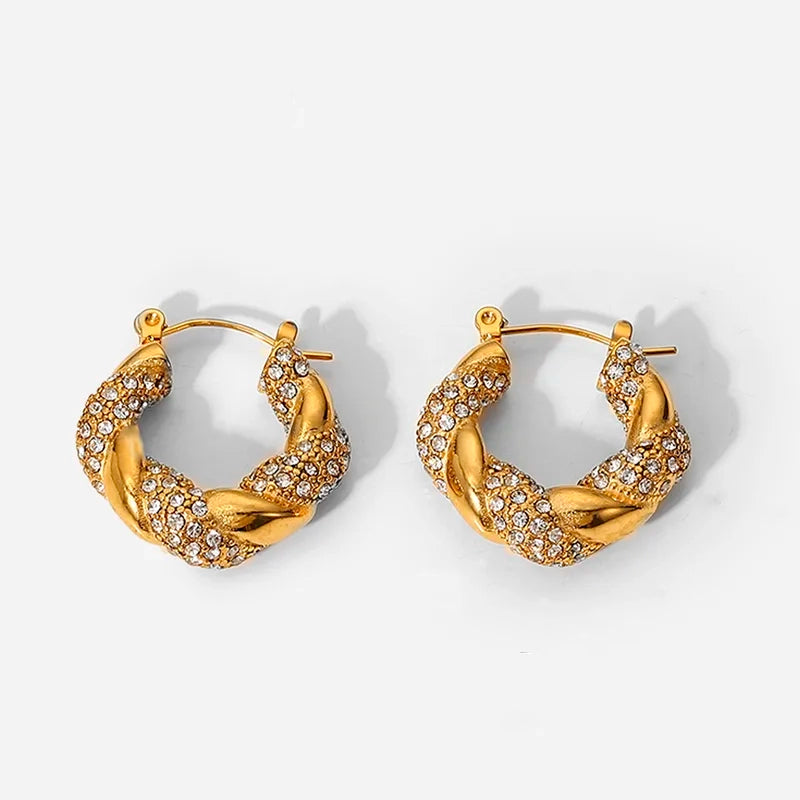 Aretes Nico Dorados – Medianos con Efecto Entrelazado y Circonias