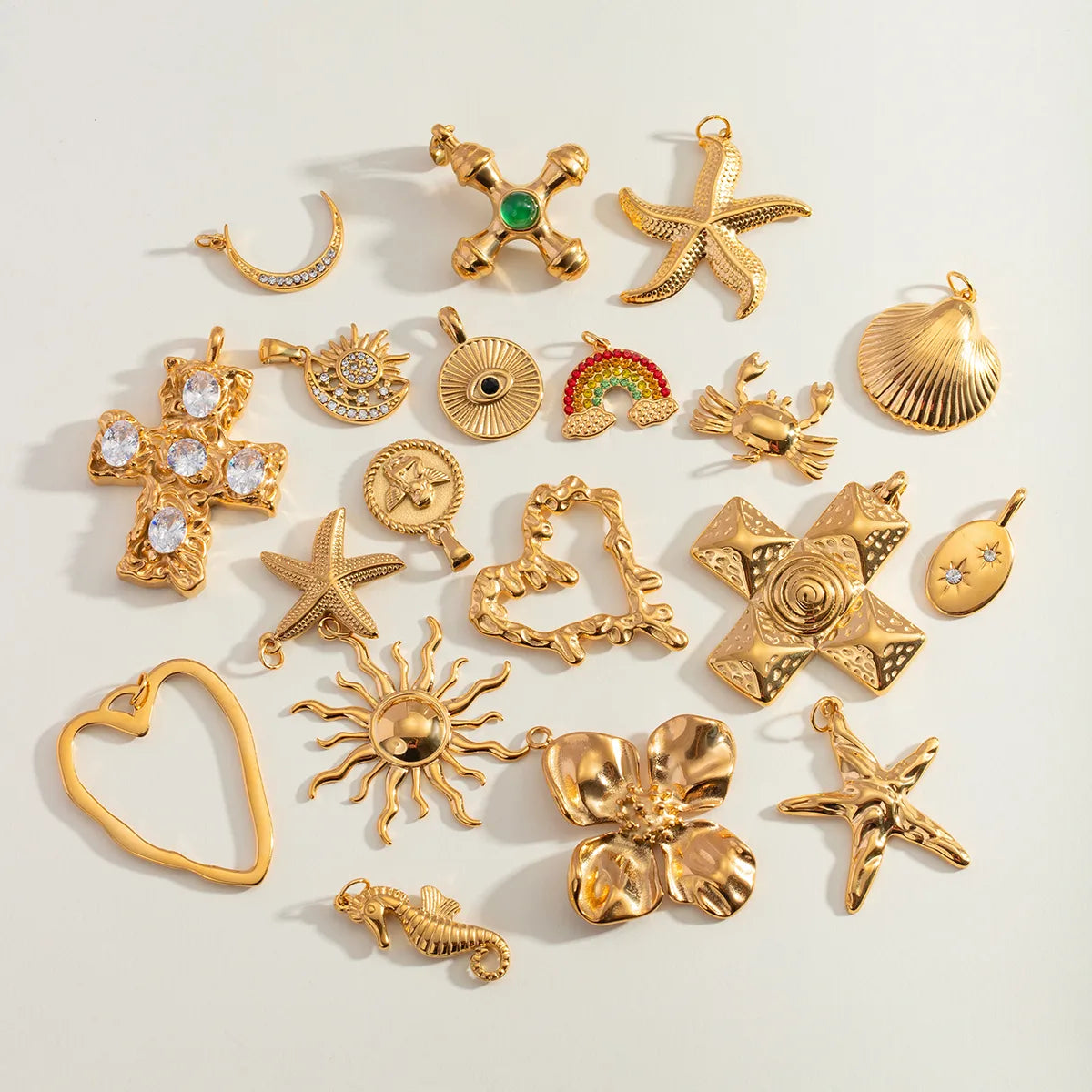 Charm Caballito de Mar Dorado – Acero de Titanio Hipoalergénico, Detalle Marino