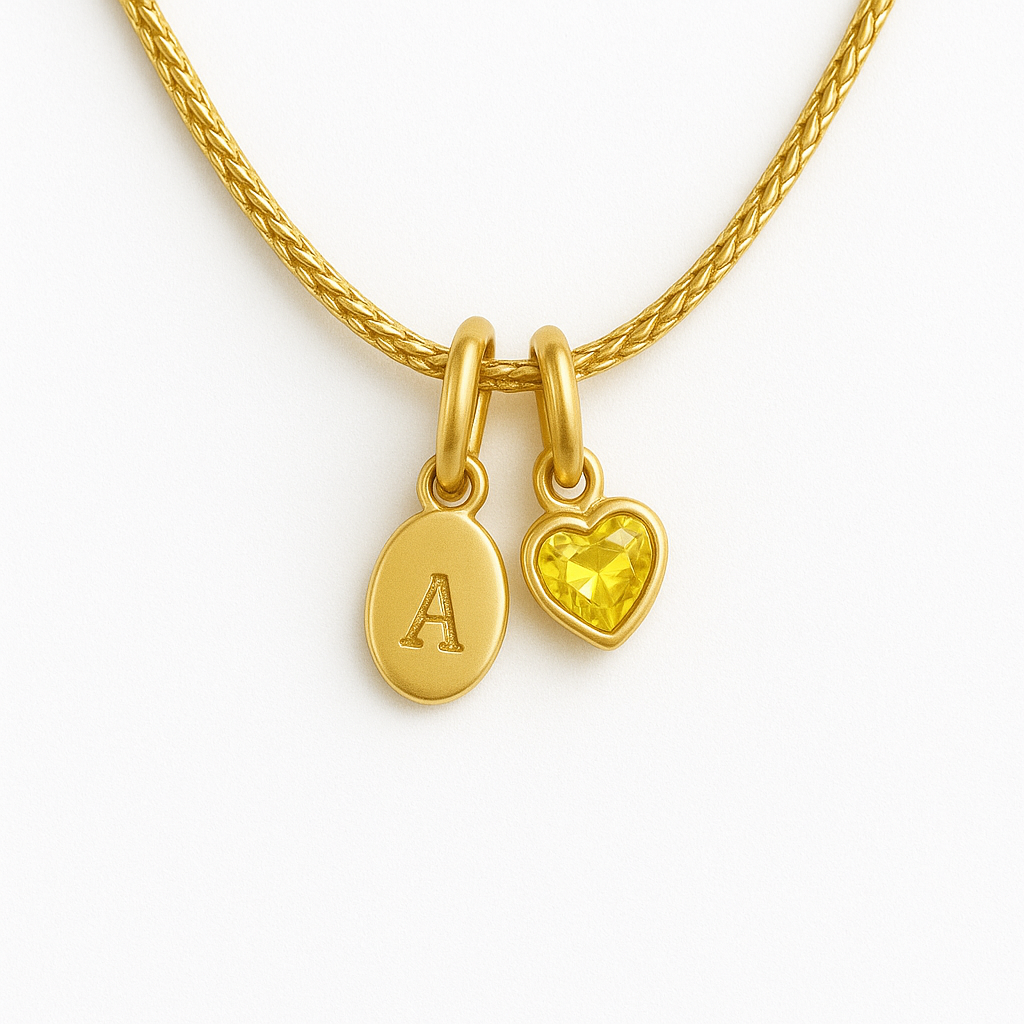 Collar Carolina – Diseño Artesanal en Titanio Dorado con Dije en Forma de Corazón y Placa Ovalada Grabada a mano