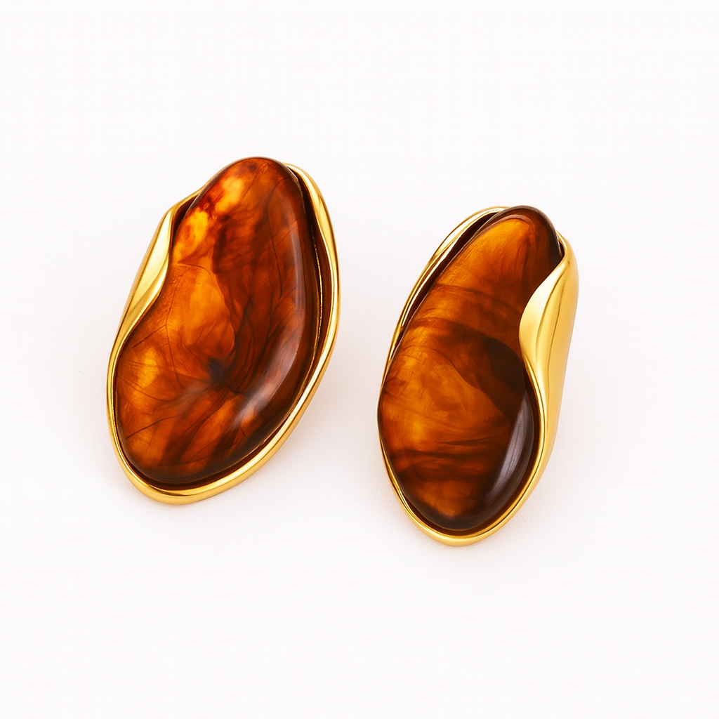 Aretes Trópico Dorados – Diseño Escultórico con Resina Traslúcida