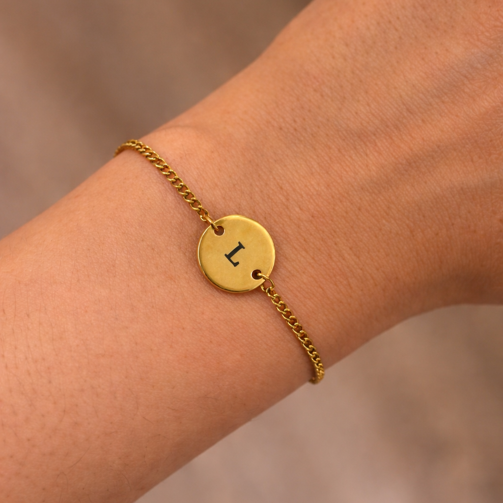 Brazalete Personalizado con inicial de acero de titanio