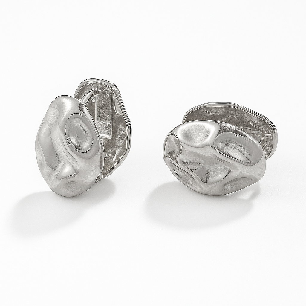 Aretes María Dorados – Pequeños con Diseño Irregular y Efecto Martillado
