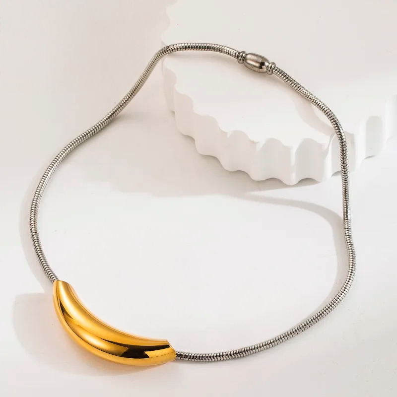 Collar Alice de Acero de Titanio – Diseño Curvo Bitono Dorado y Plateado, Elegante y Versátil