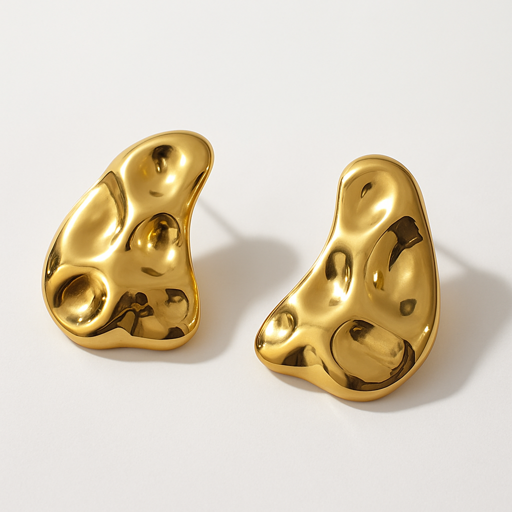 Aretes Lina – Diseño Escultórico en Dorado con Formas Orgánicas y Acabado Espejo