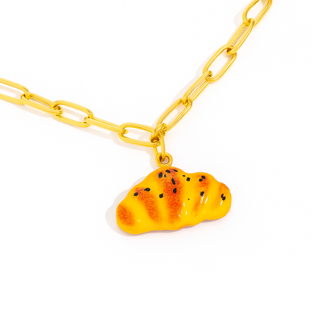 Charm Croissant Dorado – Detalle Chic en Acero de Titanio Hipoalergénico