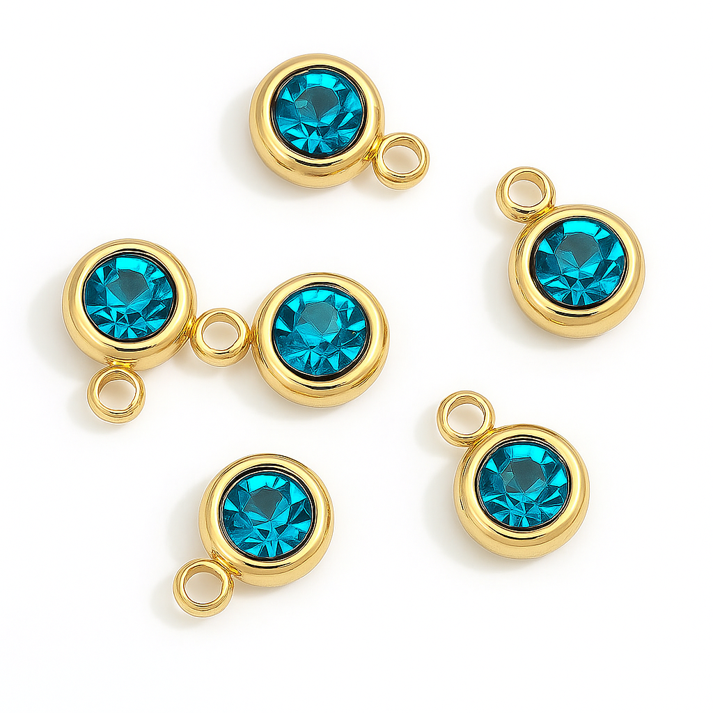 Charm Perla Azul Mar, Rojo Pasión, Verde Esmeralda y Blanco Reluciente – Elegancia Delicada en Acero Dorado