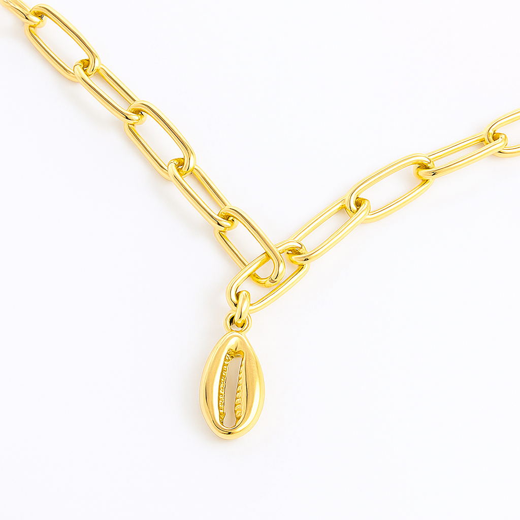 Charm Concha de Mar Dorada – en Acero de Titanio Hipoalergénico