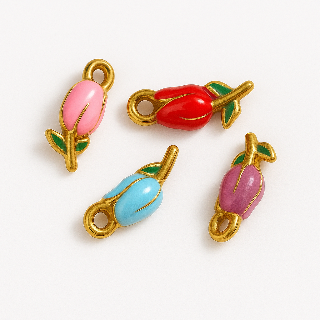 Charm Capullo Floral Dorado Pequeño – Diseño Natural en Titanio con Esmalte de Colores y Detalles en Dorado Brillante