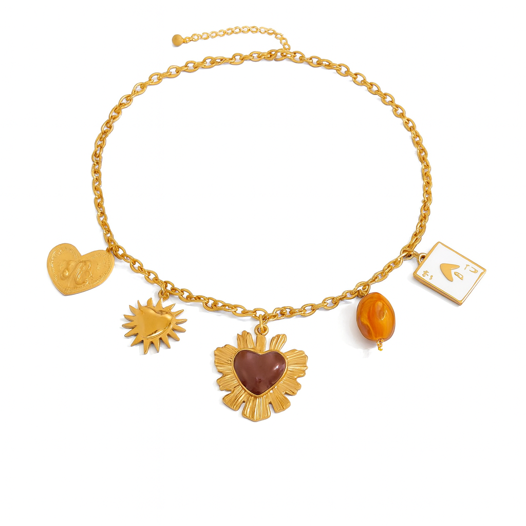 Collar Barlovento – Diseño Simbólico en Titanio Dorado con Charms de Corazón, Sol y Piedra Marmoleada