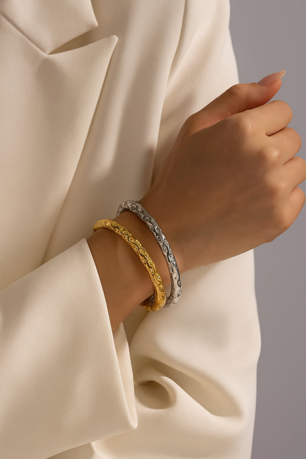 Brazalete Olimpo Dorado Martillado – Acero de Titanio, Diseño Minimalista y Atemporal