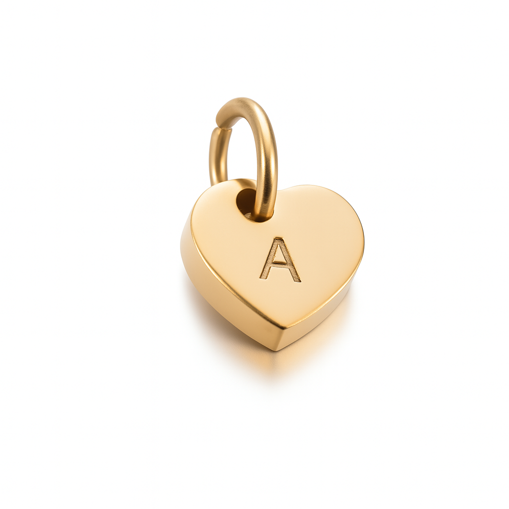 Charm Placa Corazón Dorada Pequeña 8 mm – Inicial A–Z Personalizable a Mano en Acero de Titanio