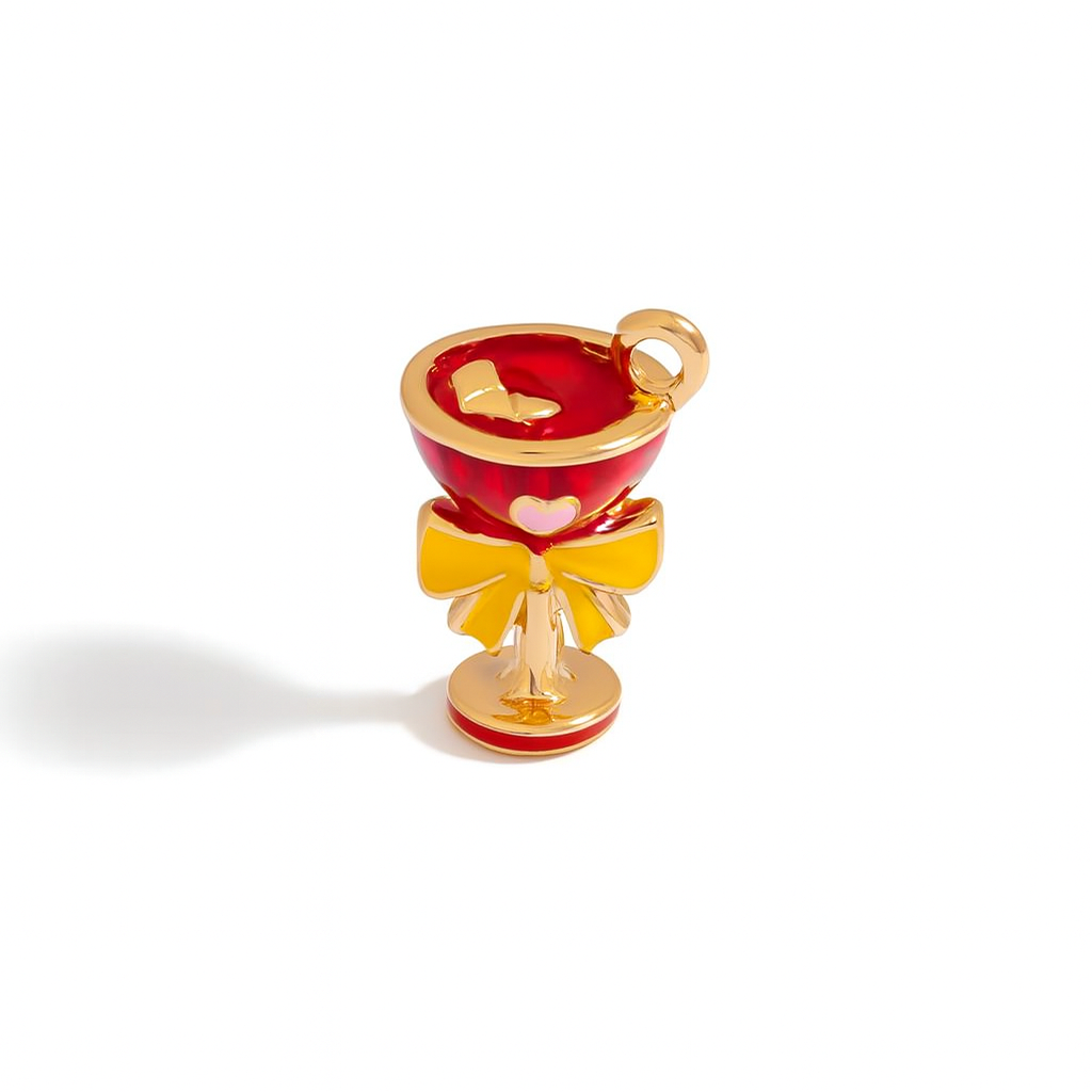 Charm Copa Dorada – Diseño en Titanio Dorado con Esmalte de Colores y Detalles de Corazón