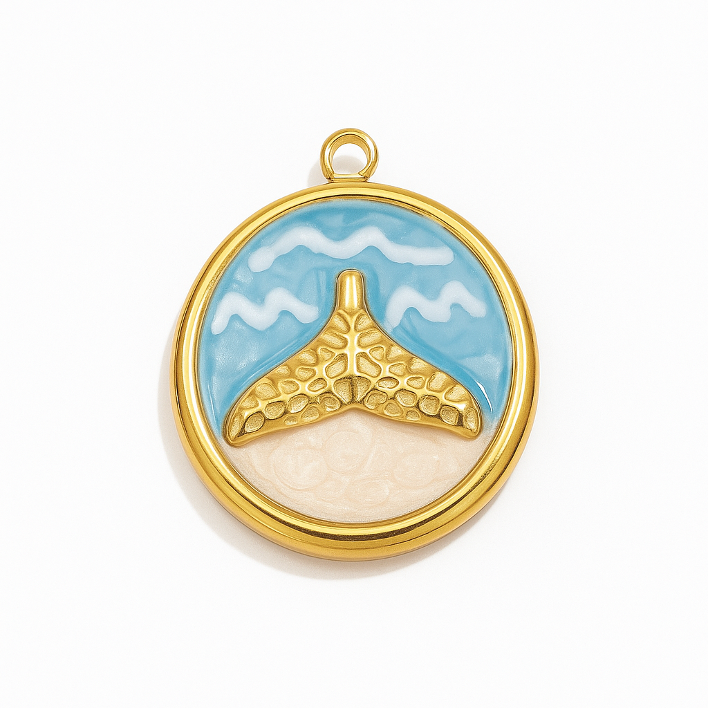 Charm Cola de Sirena Dorado – Diseño Redondo en Titanio con Fondo Azul Perlado y Relieve Escamoso