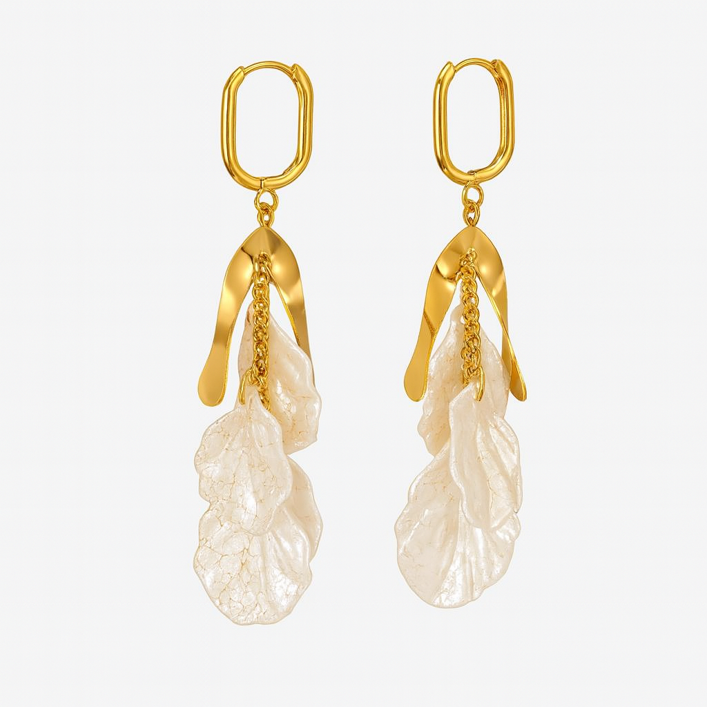 Aretes Lisboa – Diseño Moderno con Pétalos Nacarados y Cadena Dorada en Movimiento