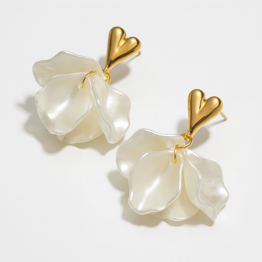 Aretes Macarena – Diseño Romántico con Corazón Dorado y Pétalos Nacarados en Caída Etérea