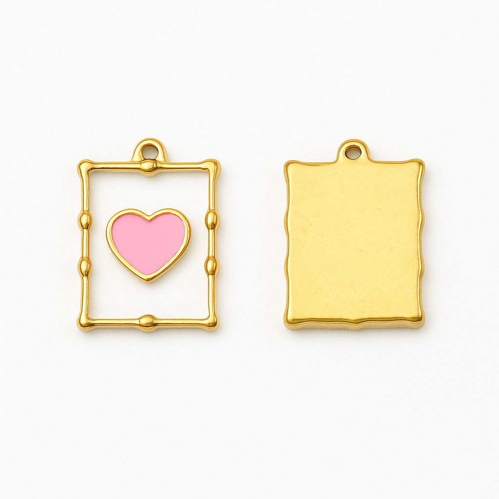 Charm Marco y Corazón Rosa – Diseño Doble en Titanio Dorado con Esmalte Rosa Pastel y Acabado Brillante