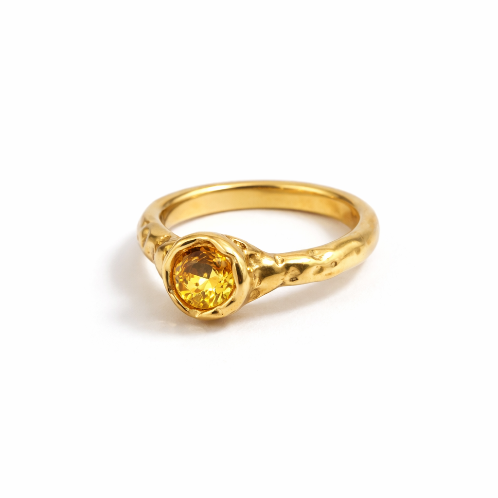 Anillo Martillado Dorado con Piedra Ámbar