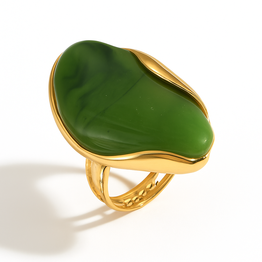 Anillo Trópico Verde Jade Dorado – Diseño Escultórico en Titanio con Piedra Verde Irregular y Aro Ancho Pulido