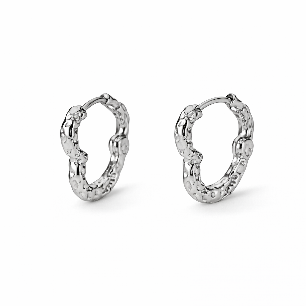 Aretes Corazón Plateados – Argollas Pequeñas De 10mm Texturizadas en Acero de Titanio