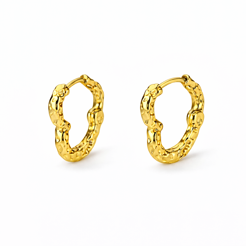 Aretes Corazón Plateados – Argollas Pequeñas De 10mm Texturizadas en Acero de Titanio