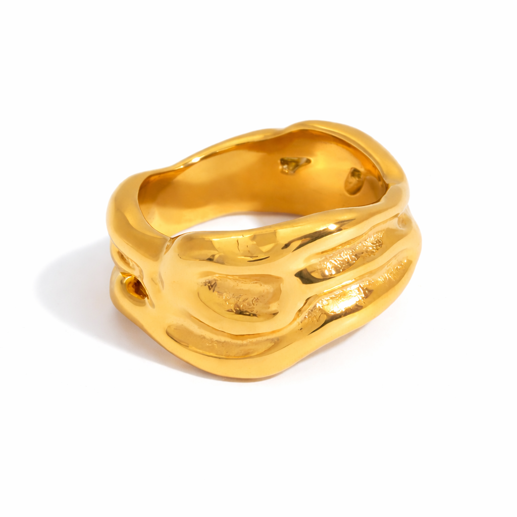 Anillo Dorado Chunky Orgánico con Acabado Martillado