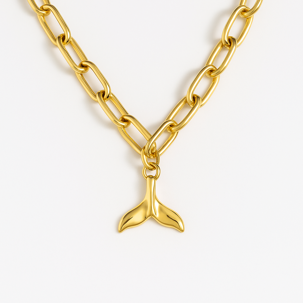 Charm Cola de Sirena Dorada – Magia del Mar en Acero de Titanio