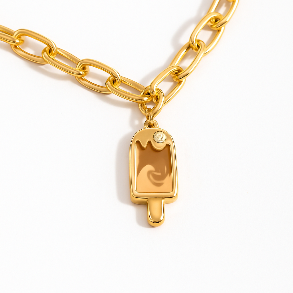 Charm Paleta de Helado – Dulzura en Acero de Titanio Dorado
