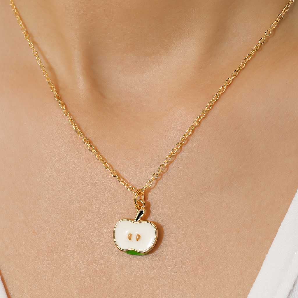 Charm Manzana Verde – Frescura Natural en Acero Dorado