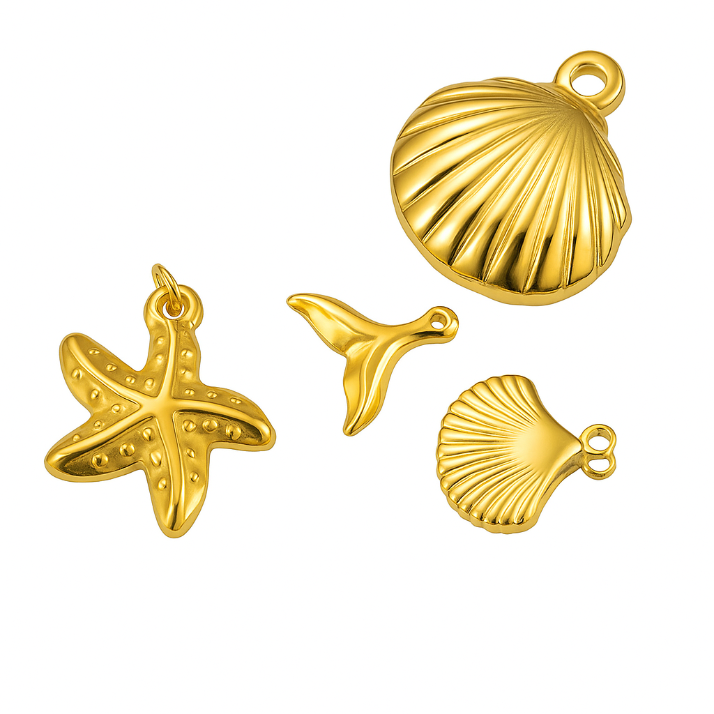 Charm Concha Dorada – Espíritu del Mar en Acero de Titanio