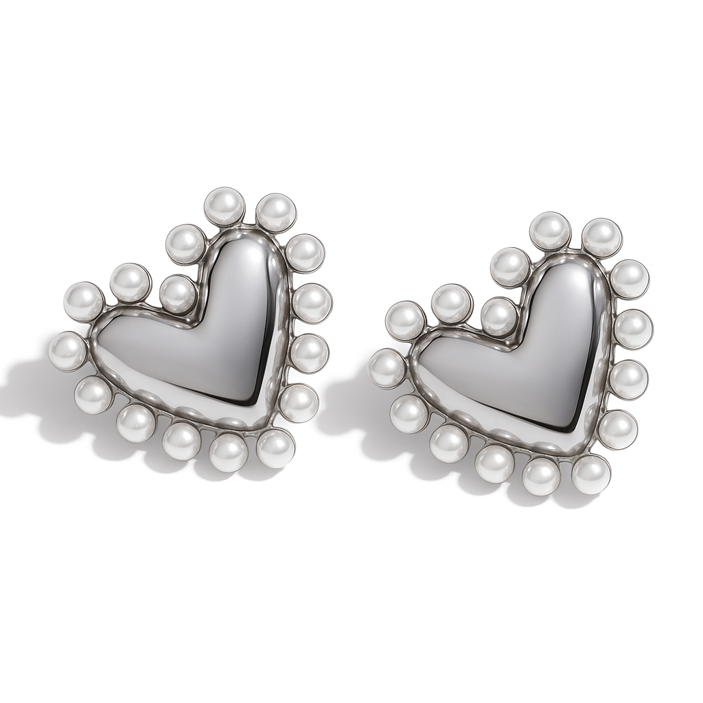Aretes Amore Blanc – Diseño en Titanio Bicolor con Forma de Corazón y Borde de Perlas Blancas