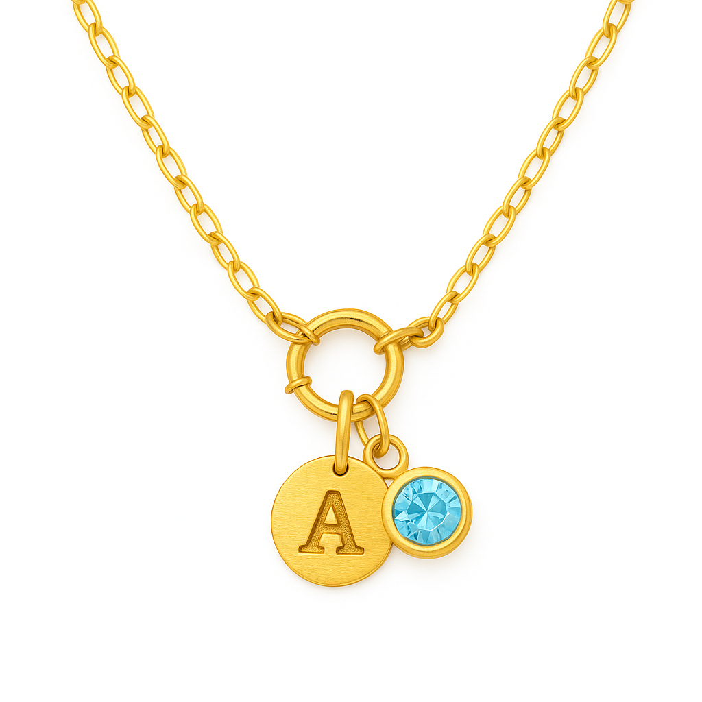Collar Alicia – Diseño Artesanal en Titanio Dorado con Placa Grabada a Mano y Charm de Circonia