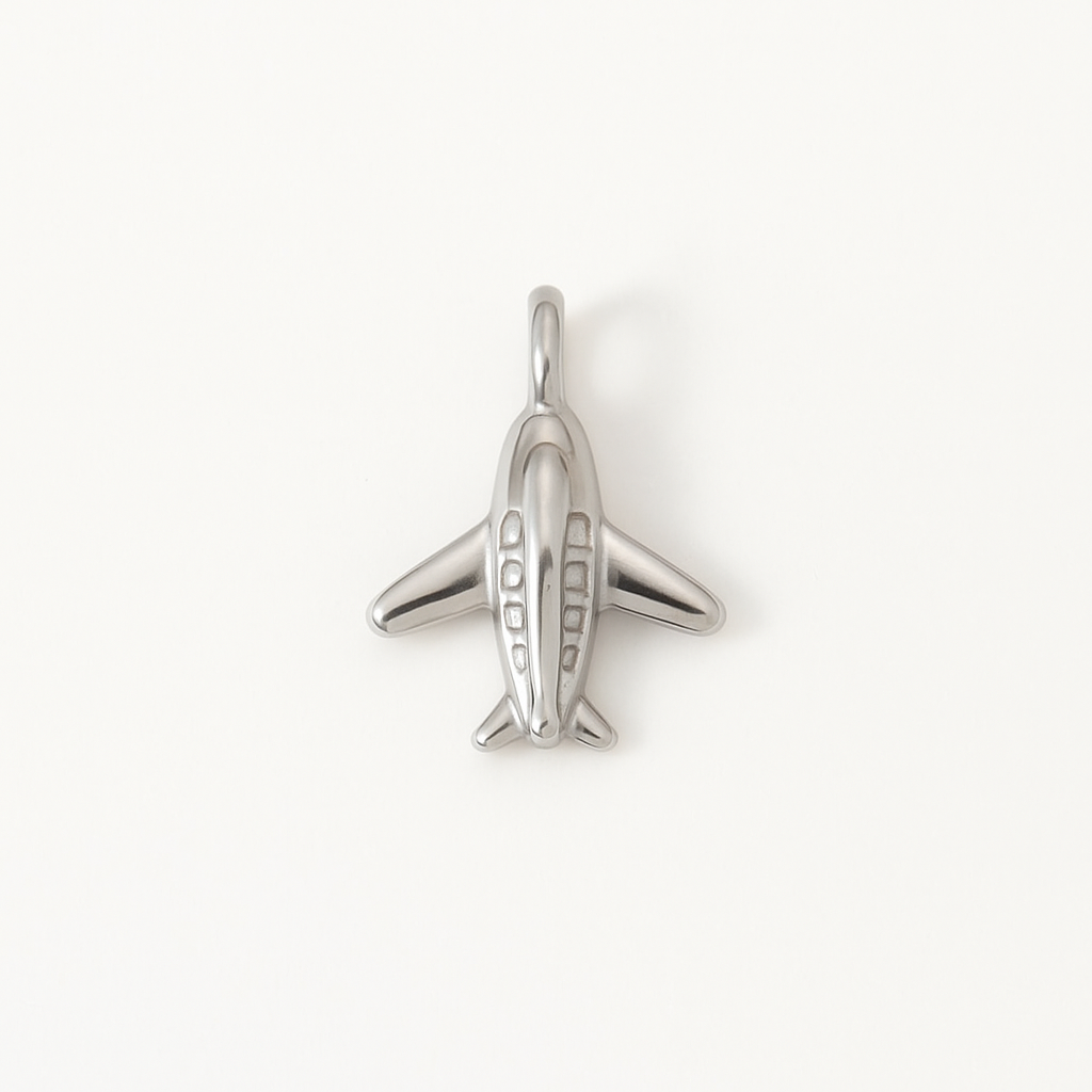Charm Avión – Diseño Tridimensional en Titanio con Acabado Brillante