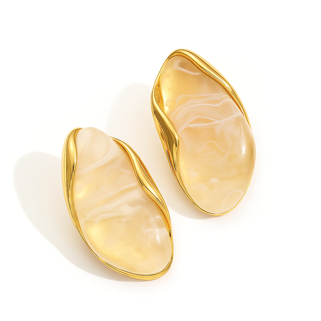 Aretes Trópico Dorados – Diseño Escultórico con Resina Traslúcida