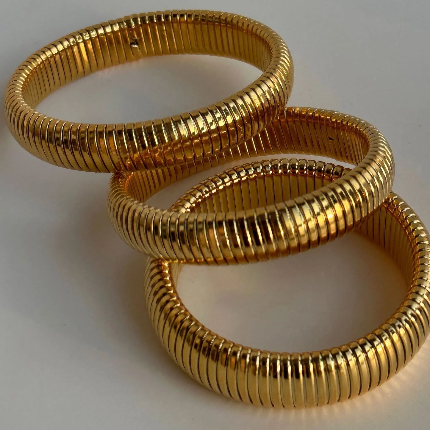 Brazalete Virginia de Acero de Titanio – Dorado, Grueso y Elástico