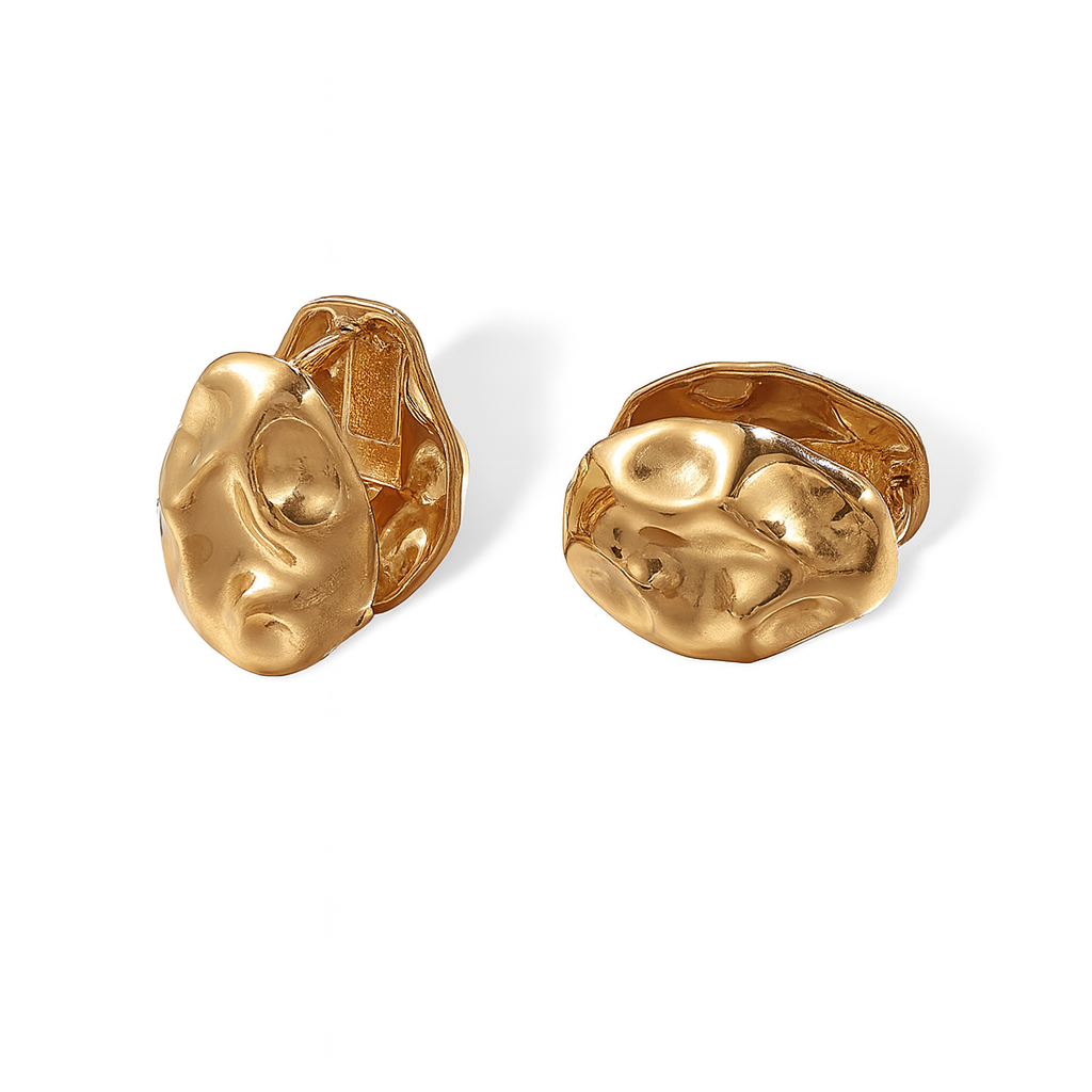 Aretes María Dorados – Pequeños con Diseño Irregular y Efecto Martillado