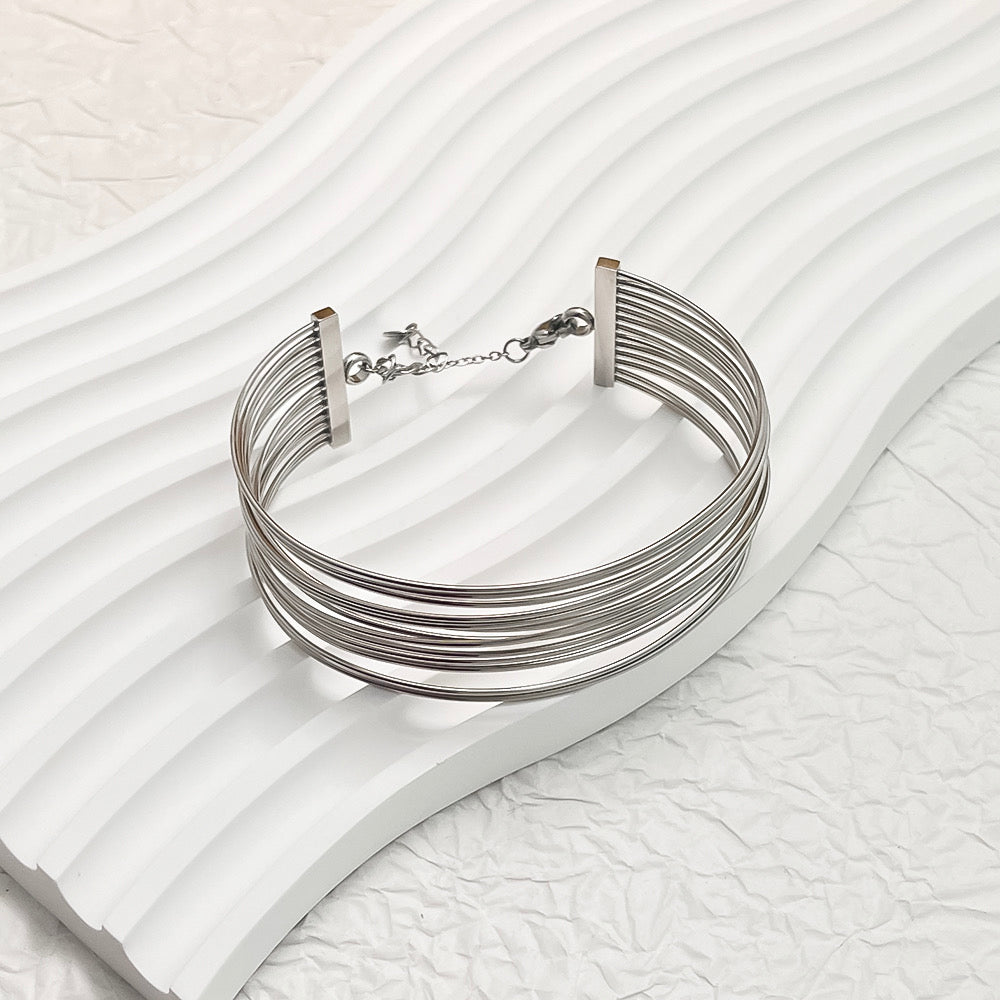 Brazalete Aura Plateado de Acero de Titanio – Diseño Entrelazado y Liviano