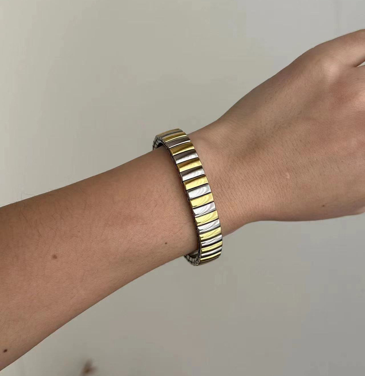 Brazalete Bitono de Acero de Titanio – Elástico, Mediano, Resistente al Agua