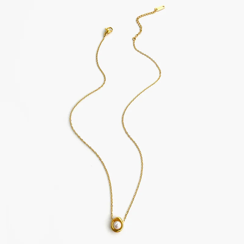 Collar Pearl de Acero de Titanio – Dije de Almeja Dorada con Perla Blanca