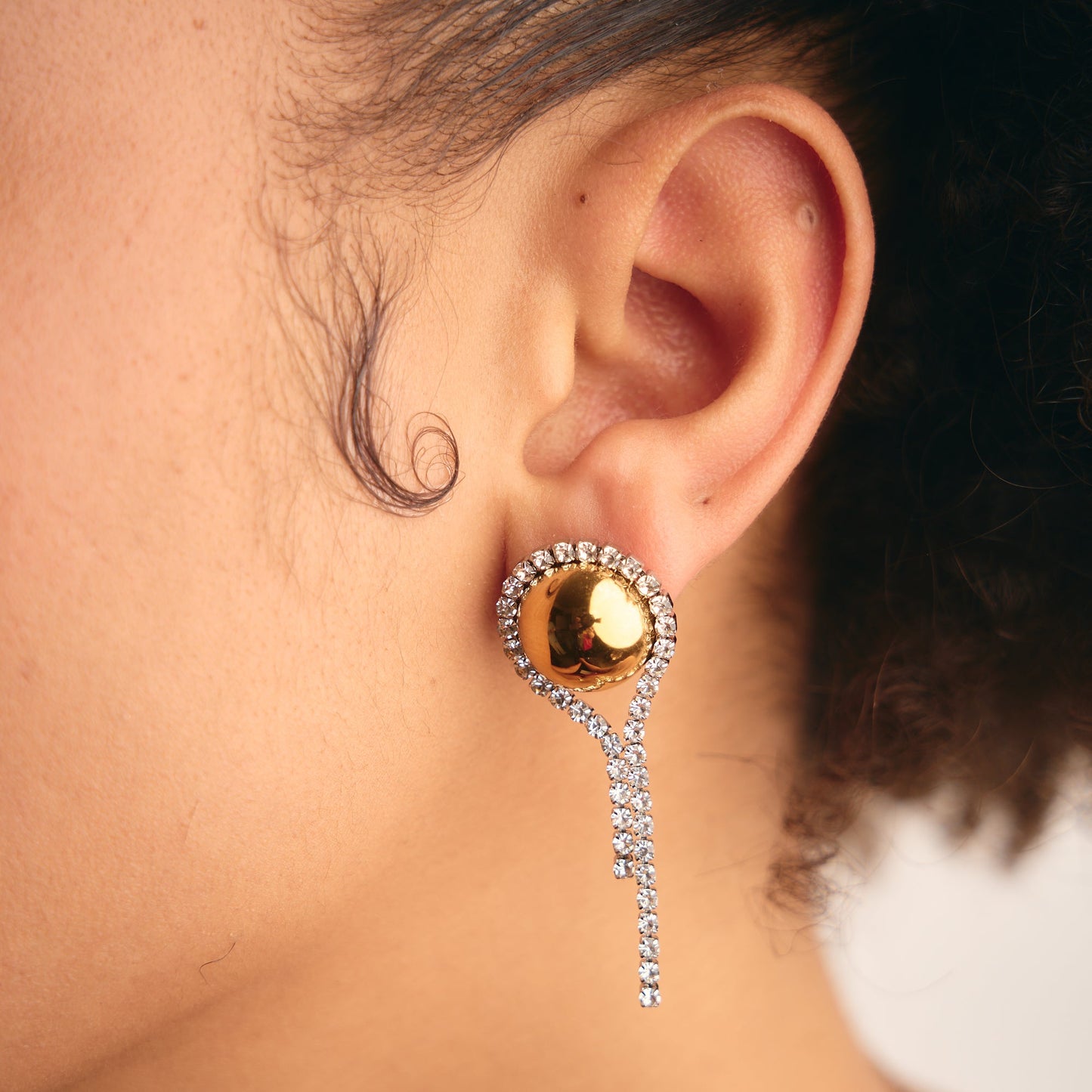 Aretes Brillantes Bicolor con Halo de Cristales