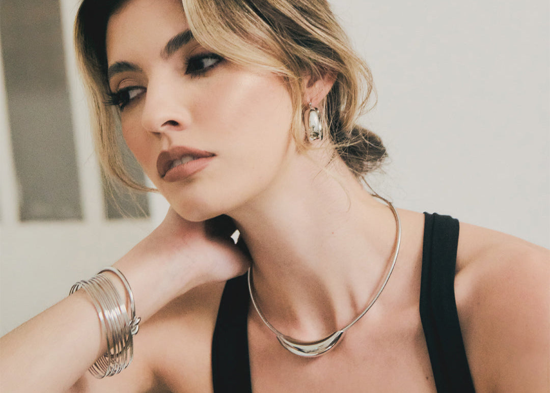 Collar Alice Plateado de Acero de Titanio – Diseño Curvo Minimalista, Elegante y Hipoalergénico