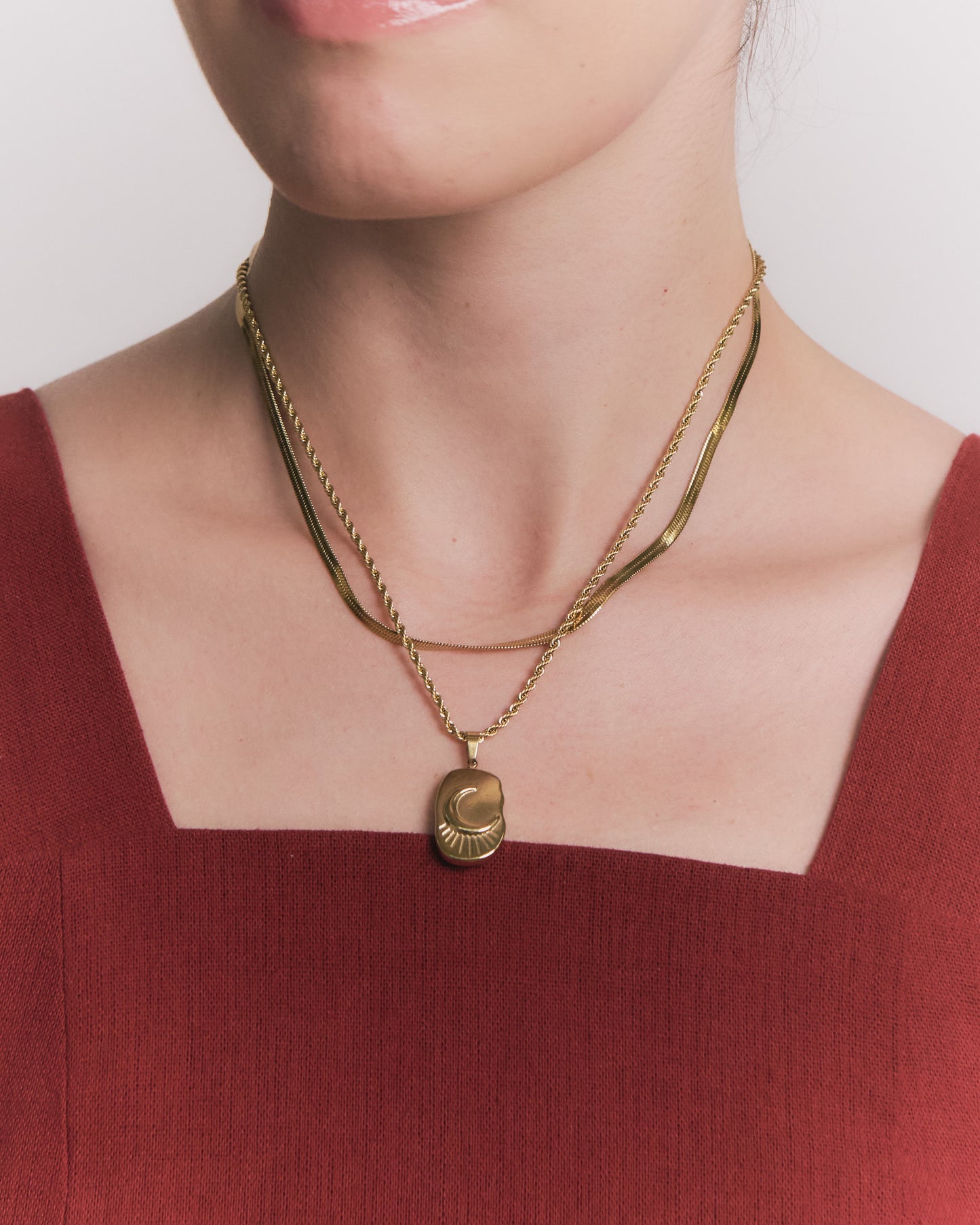Collar Flat de Acero de Titanio – Cadena Plana Dorada, Hipoalergénico y Ajustable