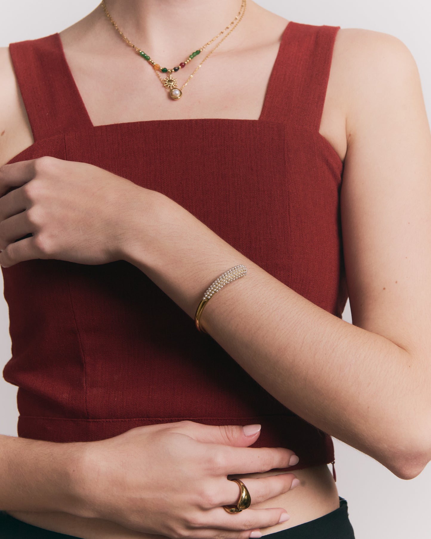 Brazalete Amaranto Dorado de Acero de Titanio – Fino, Hipoalergénico y Resistente al Agua