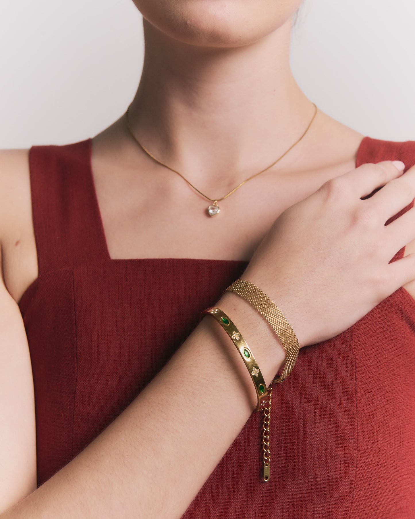 Brazalete Jávea Verde de Acero de Titanio – Detalle Esmeralda, Hipoalergénico y Resistente al Agua