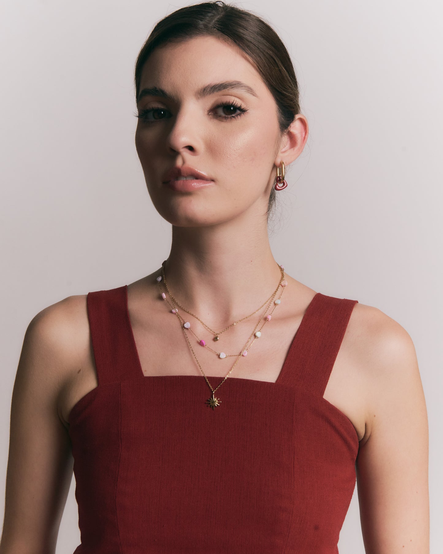 Collar Pollenza de Doble Cadena – Dorado con Sol y Destello en Acero de Titanio