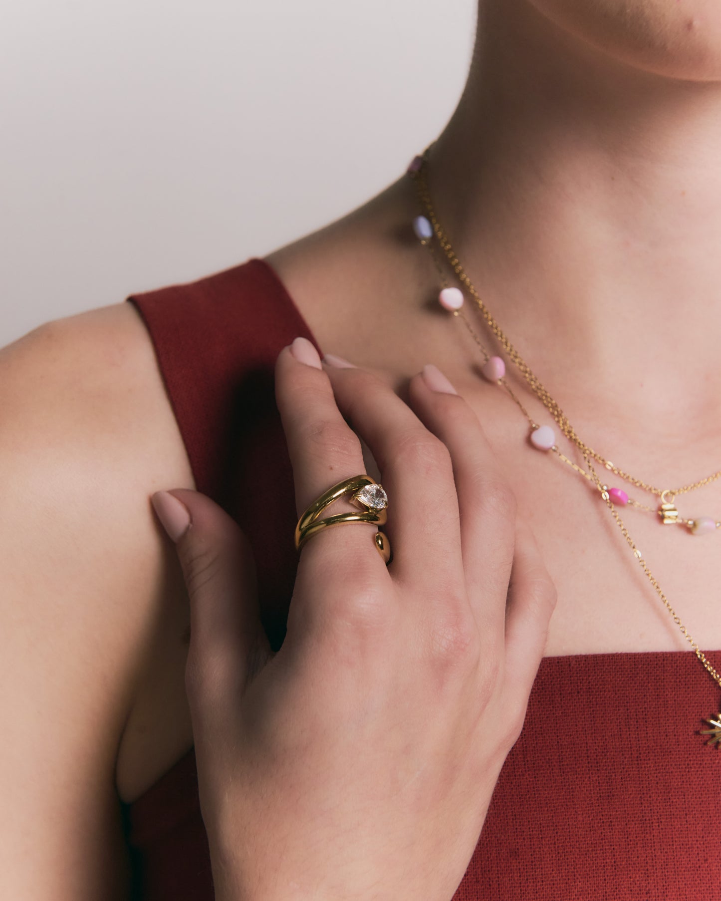 Anillo Aitana Dorado Ajustable de Acero de Titanio con Estilo Femenino y Moderno