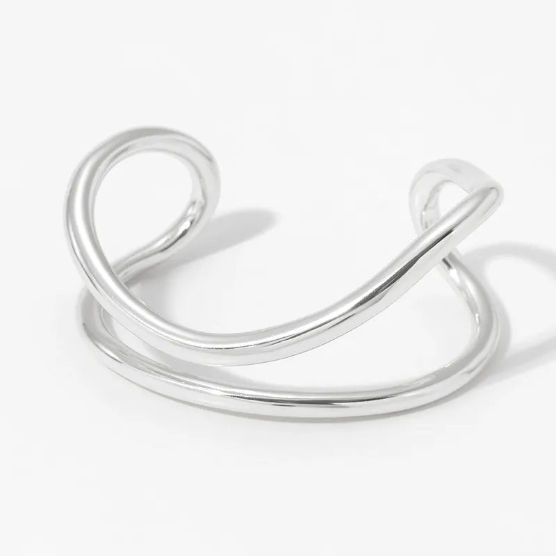 Brazalete Lucero Dorado y Plateado – Diseño Abierto de Líneas Fluidas y Minimalistas