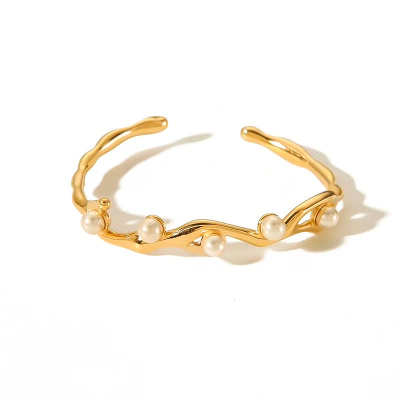 Brazalete Jazmín de Acero de Titanio – Dorado Abierto con Perlas Sintéticas