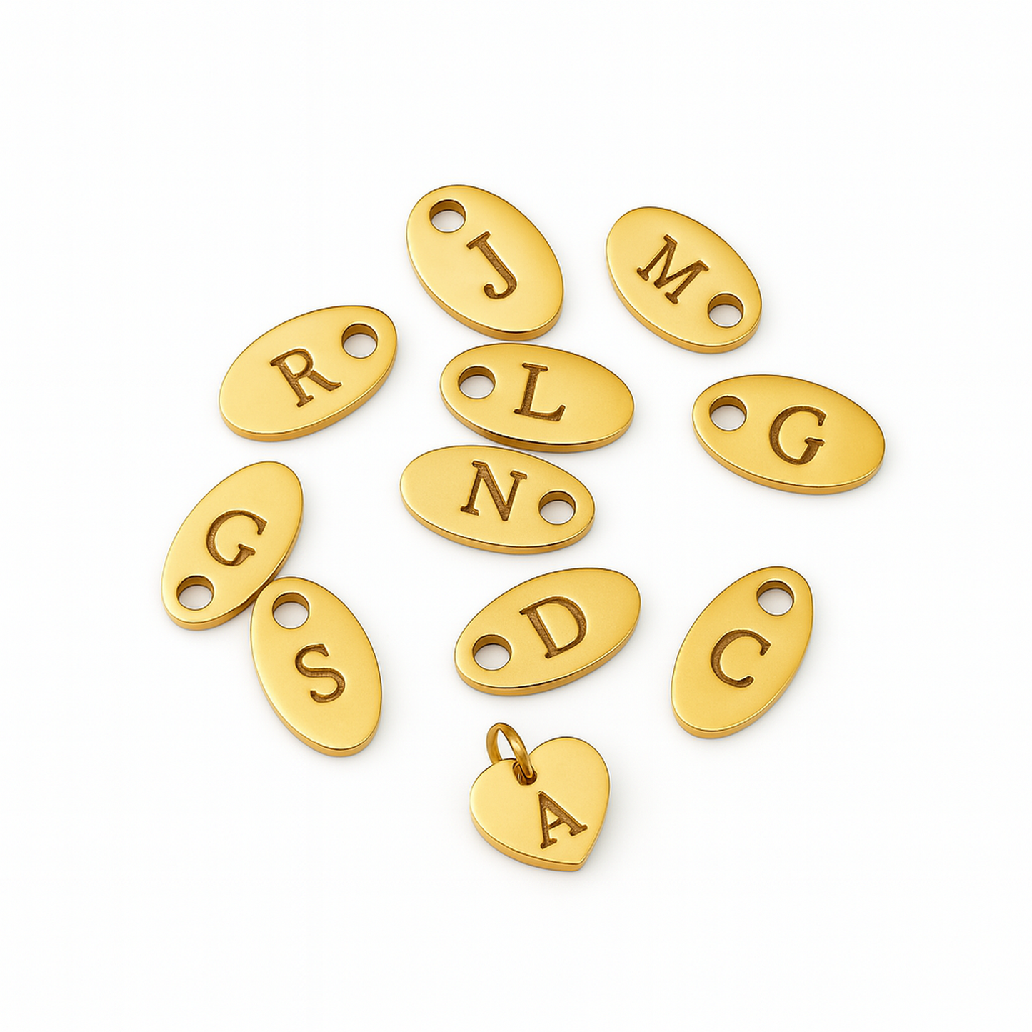 Charm Placa Ovalada Inicial A–Z – Personaliza tu Joyería con Acero de Titanio Dorado