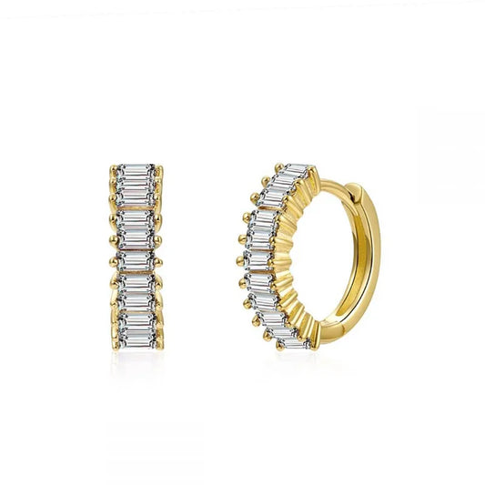 Aretes Cindy Dorados – Huggies con Circonias Rectangulares