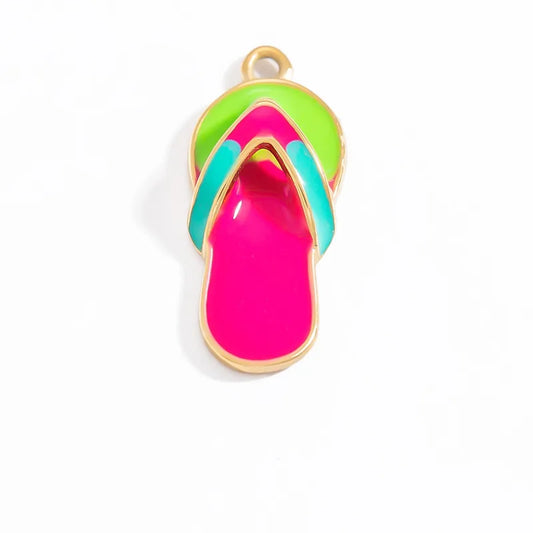 Charm Sandalia de Playa – Espíritu de Verano en Acero de Titanio Dorado
